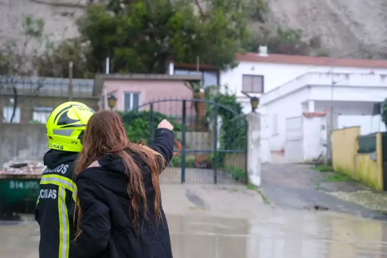 Deslizamento de terras na Costa da Caparica obriga à retirada de 35 pessoas
